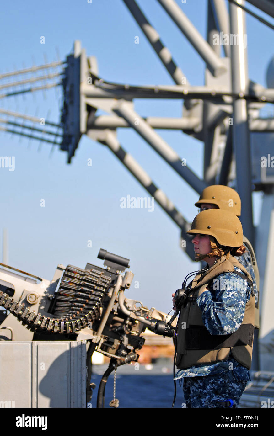 Cryptologic Technician (Technical) Seaman Sara Angle e Master-at-Arms di seconda classe Cory Carlson sono di guardia durante un transito attraverso lo stretto di Messina sulla nave ammiraglia USS Mount Whitney (LCC 20). La nave, portata a casa a Gaeta, Italia, è impegnata in operazioni di sicurezza marittima e cooperazione per la sicurezza del teatro nella regione. Foto Stock