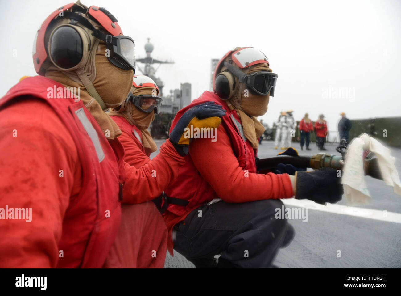 160305-N-QJ850-107 MARE DEL NORD (5 marzo 2016) i marinai a bordo di Whidbey Island-class dock landing ship USS Fort McHenry (LSD 43) uomo una manichetta antincendio durante un crash e punta di salvataggio durante l'esercizio di risposta a freddo 2016 (CDR 16). CDR 16 implica marittime, terrestri e il funzionamento in aria e di formazione si concentra su navale e le operazioni anfibie passando a massa di manovra. La posizione nella Norvegia centrale fornisce un freddo estremo-meteo ambiente per i dodici paesi partecipanti collettivamente sviluppare tattiche, le tecniche e le procedure e migliorare l'interoperabilità. (U.S. Foto di Marina di Massa Communicatio Foto Stock