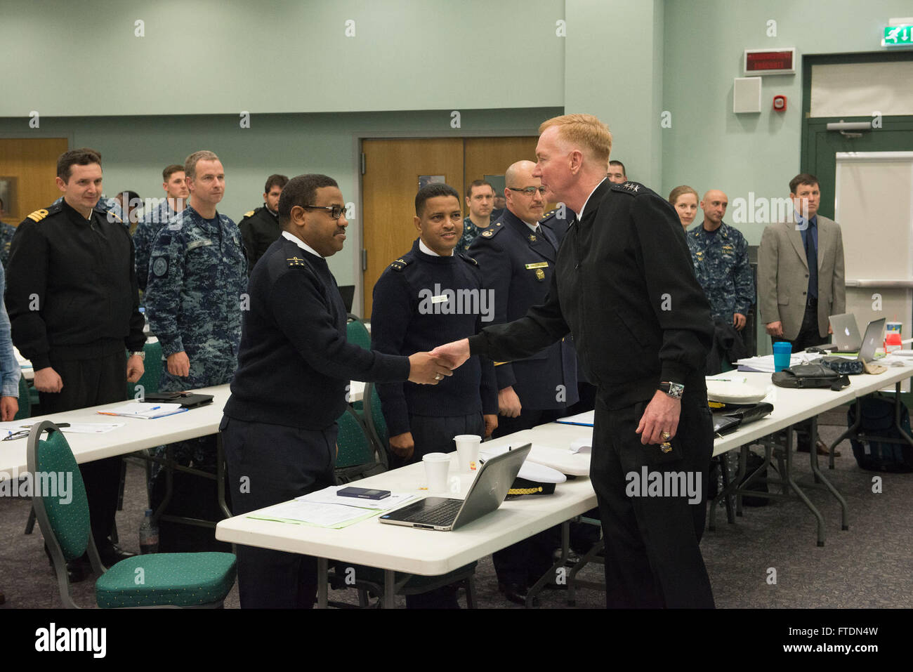 160307-N-OX801-021 navale attività di supporto a Napoli Italia (7 marzo 2016) il comandante, U.S. Sesta flotta, Vice Adm. James Foggo III, a destra si compiace che frequentano i dirigenti senior da forze marittime del Phoenix Express 2016 conferenza di pianificazione a sostegno navale attività napoli, Italia, 7 marzo 2016. Stati Uniti Sesta flotta, con sede a Napoli, Italia, conduce lo spettro completo di giunto e operazioni navali, spesso di concerto con allied, articolari e tra le agenzie partner, al fine di avanzare U.S. gli interessi nazionali e la sicurezza e la stabilità in Europa e in Africa. (U.S. Navy foto di comunicazione di massa Speciali Foto Stock