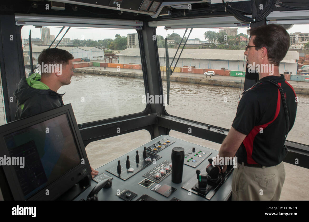 Il capitano Douglas Casavant e il capo Mate Todd Kutkiewicz navigano la testa di lancia USNS nel porto di Douala, Camerun, durante il suo dispiegamento nella zona della 6th Fleet. La nave sostiene il programma Africa Partnership Station, finalizzato allo sviluppo di capacità nelle nazioni africane. Foto Stock