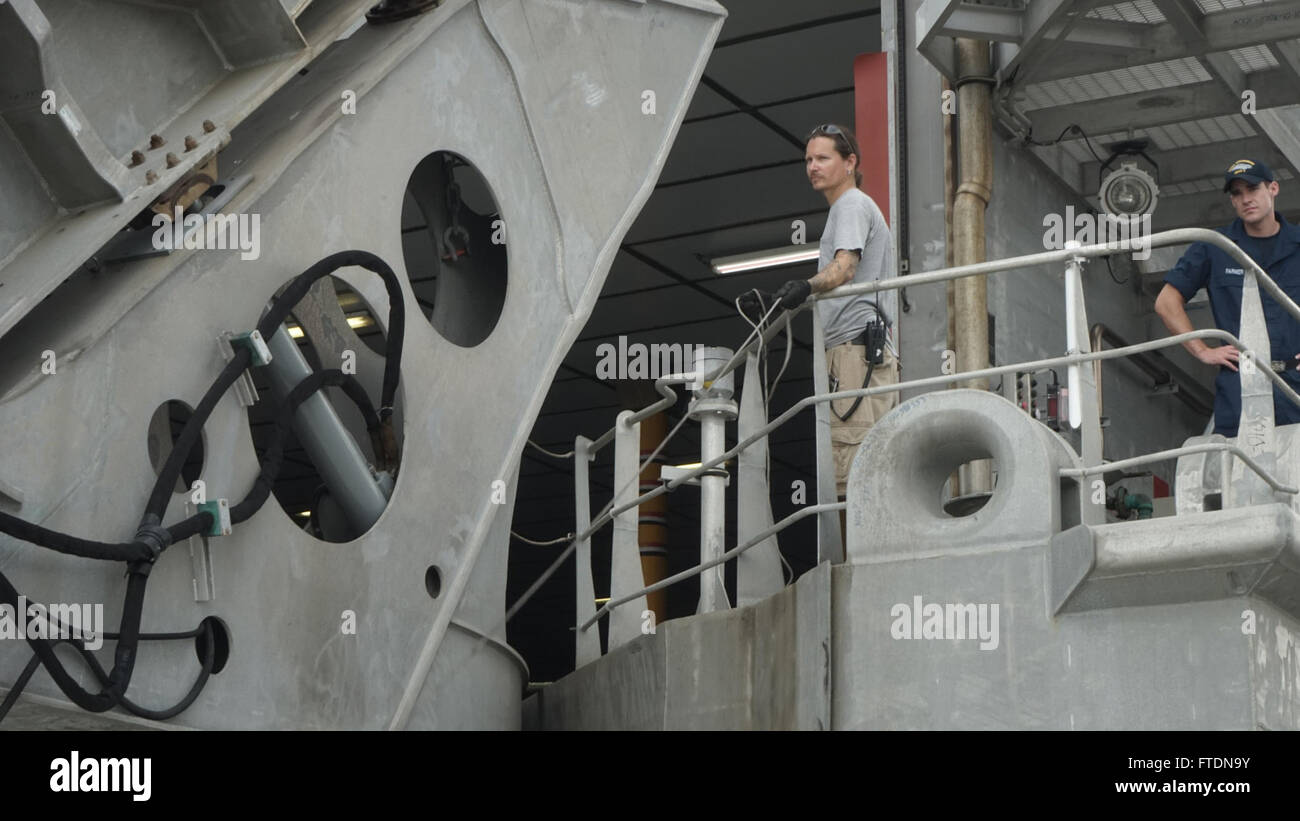 La nave da trasporto veloce della US Navy, USNS Spearhead (T-EPF 1), parte da Douala, Camerun, a sostegno dell'esercitazione Obangame/Saharan Express 2016. Questo esercizio multinazionale mira a migliorare la sicurezza marittima e la cooperazione nel Golfo di Guinea. Foto Stock