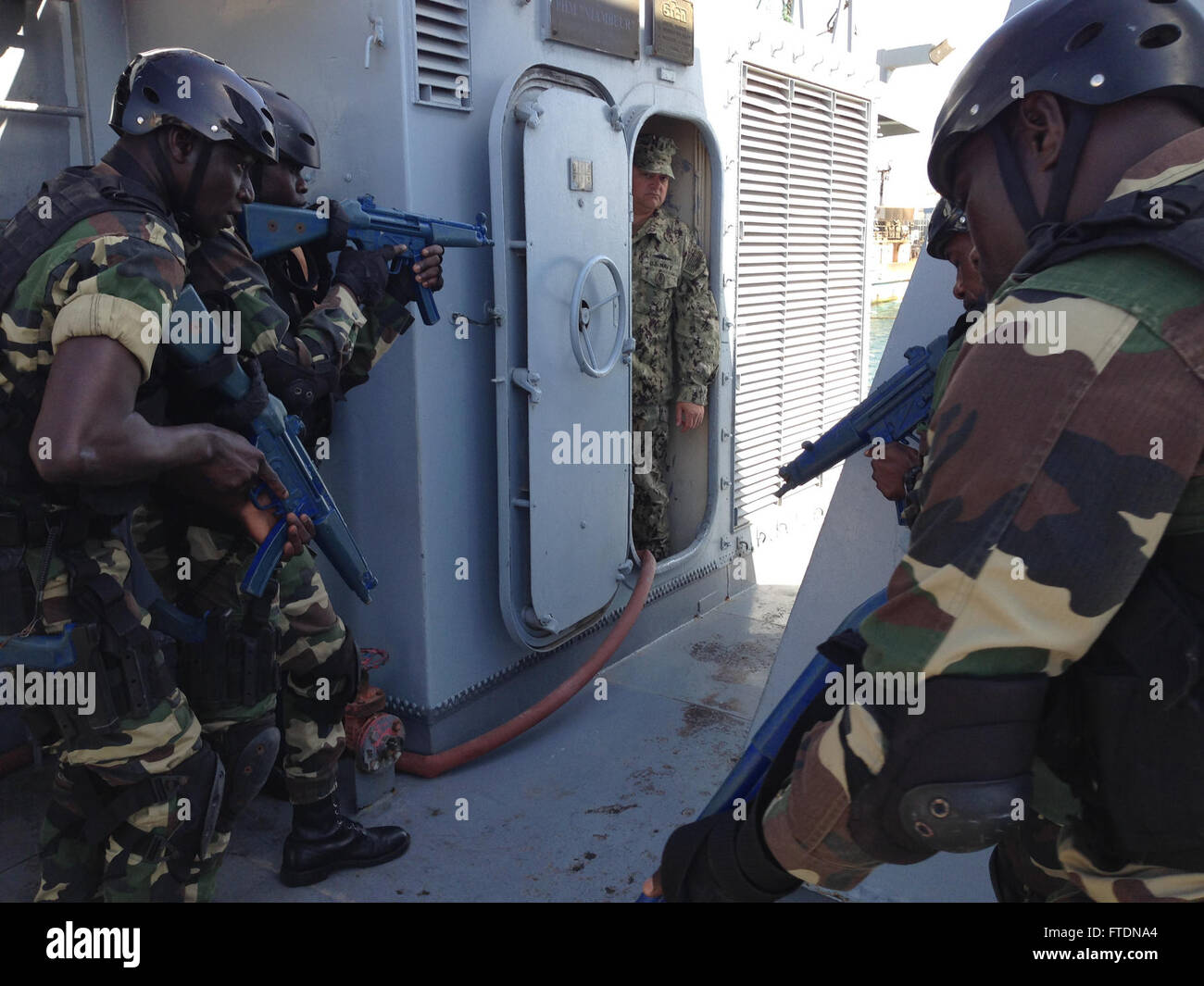 160315-N-GY309-003 DAKAR, Senegal (15 marzo 2016) Marina senegalesi personale pratica tecniche di compensazione al fianco di Royal Navy marocchina e U.S. La marina di interdizione marittima esperti operazioni prima di iniziare la procedura di Obangame/sahariana 2016 Express (OESE16). OESE16 è un combinato DEGLI STATI UNITI STATI UNITI Africa Command-sponsorizzato multinazionale esercizio marittimo progettato per aumentare la sicurezza marittima e la sicurezza nel Golfo di Guinea. (U.S. Navy foto di Lt. Adam Cole/rilasciato) Foto Stock