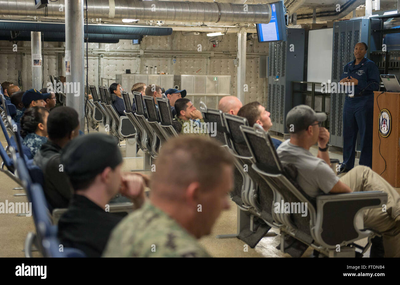 La Specialista operazioni di prima classe Dawana Brown conduce addestramento alla prevenzione del suicidio e alla sensibilizzazione a bordo della testa di lancia USNS. La nave, parte del Military Sealift Command della Marina degli Stati Uniti, è schierata a sostegno del programma Africa Partnership Station all'interno della 6th Fleet area of Operations. Foto Stock