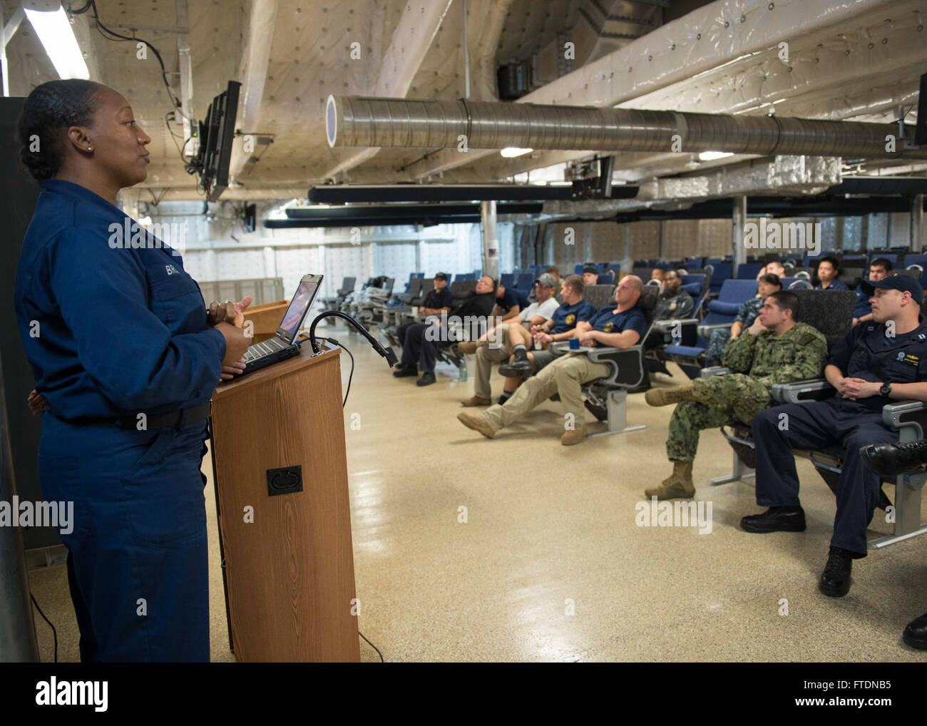 La Specialista delle operazioni di prima classe Dawana Brown guida l'addestramento alla prevenzione del suicidio e alla sensibilizzazione a bordo della testa di lancia USNS nel Golfo di Guinea. La formazione fa parte di una più ampia iniziativa della Marina degli Stati Uniti per migliorare la collaborazione internazionale e sostenere le operazioni di sicurezza regionale attraverso la Africa Partnership Station. Foto Stock