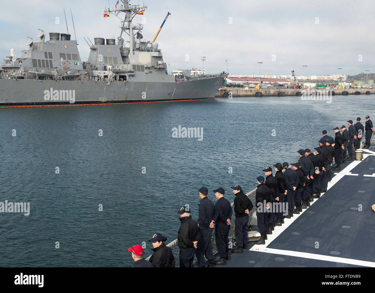 L'USS Porter, un cacciatorpediniere di classe Arleigh Burke, parte da Rota, in Spagna, con i marinai ai parapetti, come parte di una pattuglia di routine nell'area operativa della 6ª Flotta degli Stati Uniti per sostenere gli interessi di sicurezza degli Stati Uniti in Europa. Foto Stock