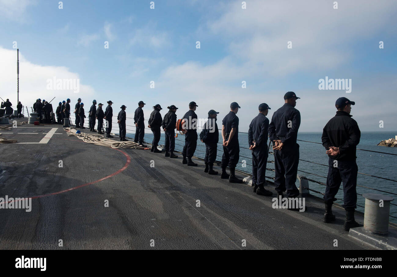 L'USS Porter (DDG 78), un cacciatorpediniere a missili di classe Arleigh Burke, salpa da Rota, Spagna, con i marinai ai parapetti, durante una pattuglia di routine a sostegno degli interessi di sicurezza nazionale degli Stati Uniti in Europa, il 16 marzo 2016. Foto Stock