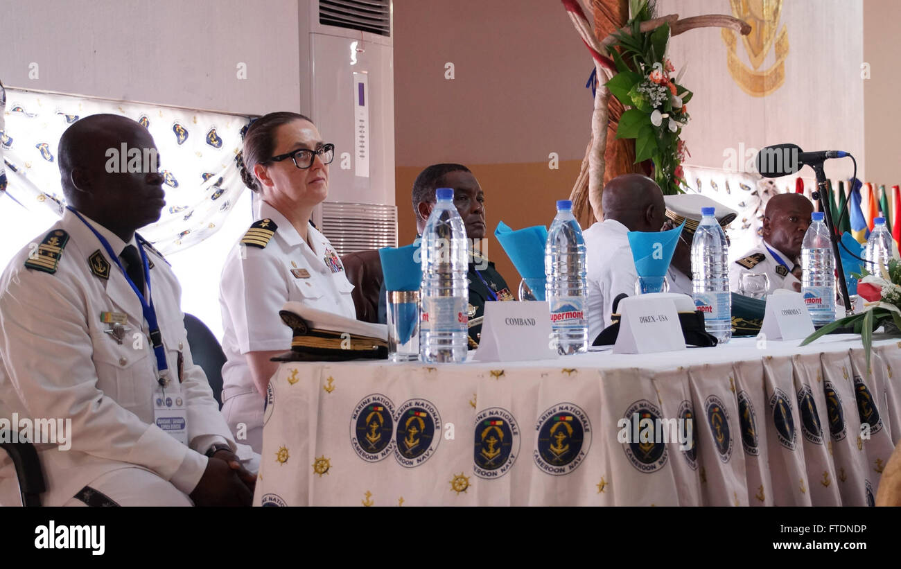 La foto cattura il capitano Heidi Agle che partecipa alla cerimonia di apertura dell'Obangame/Saharan Express del 2016 a Douala, Camerun. L'evento mira a rafforzare la cooperazione e la sicurezza marittima tra le nazioni africane partecipanti. Foto Stock