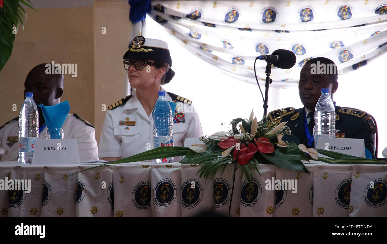 Il capitano Heidi Agle, Commodoro del Military Sealift Command Europe and Africa, ha partecipato alla cerimonia di apertura dell'esercitazione Obangame/Saharan Express 2016 a Douala, Camerun. Questo esercizio mira a migliorare la cooperazione regionale, la sicurezza marittima e il coordinamento tra le forze navali africane e statunitensi. Foto Stock
