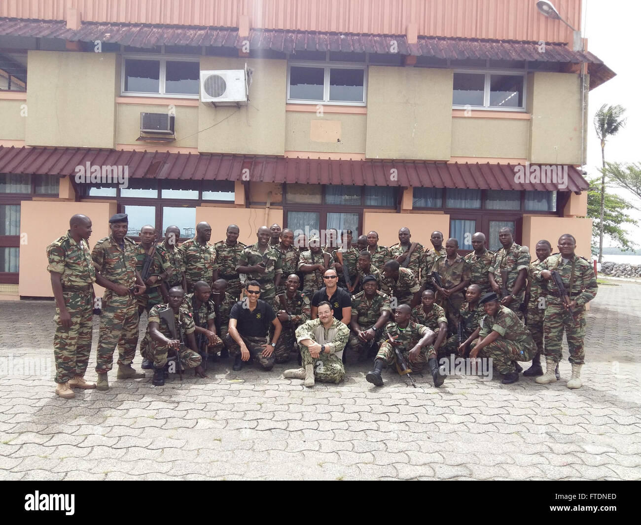 A Douala, Camerun, il 17 marzo 2016, il personale navale camerunese si unisce alle forze statunitensi e marocchine per una sessione di addestramento sugli scenari medici e sulle operazioni di interdizione marittima come parte dell'esercitazione Obangame/Saharan Express 2016. Questo esercizio, facilitato dalle forze navali USA Europa-Africa/US 6th Fleet, mira a rafforzare la cooperazione regionale, migliorare la consapevolezza marittima e migliorare l'interoperabilità tra le forze. Foto Stock