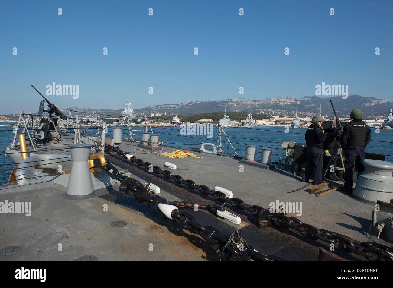 160318-N-FQ994-127 TOULON, Francia (18 marzo 2016) -- USS Porter (DDG 78) arriva a Tolone, Francia Marzo 18, 2016. Porter, un Arleigh Burke-class guidato-missile distruttore, distribuita a Rota, Spagna, sta conducendo una pattuglia di routine negli Stati Uniti Sesta flotta area di operazioni a sostegno degli Stati Uniti per gli interessi di sicurezza nazionali in Europa. (U.S. Foto di Marina di Massa lo specialista di comunicazione di terza classe Robert S. Prezzo/rilasciato) Foto Stock