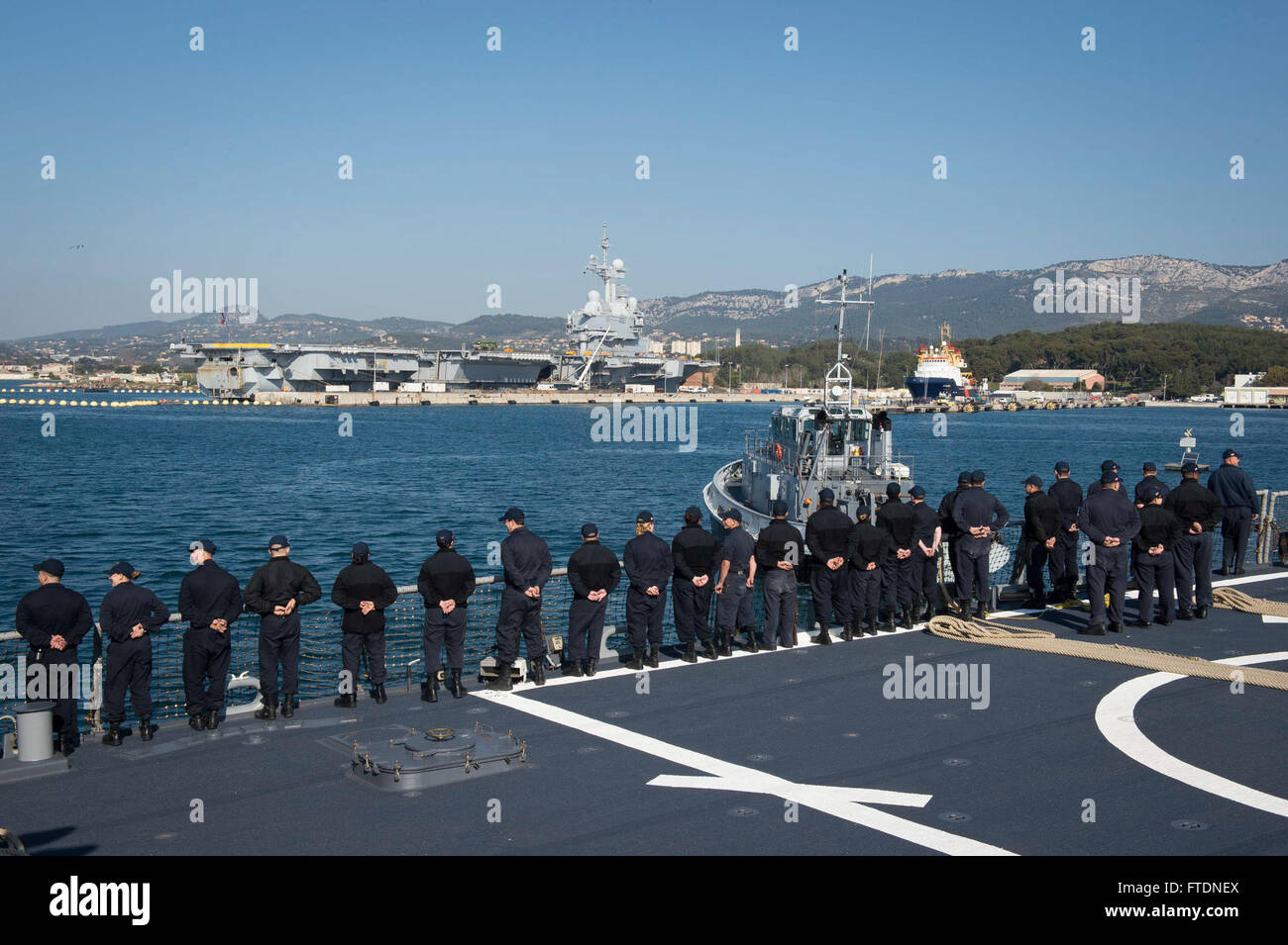 La USS Porter (DDG 78), un cacciatorpediniere a missili della classe Arleigh Burke, arriva a Tolone, in Francia, con i marinai ai parapetti, durante un dispiegamento nell'area di operazioni della 6ª Flotta statunitense. Foto Stock