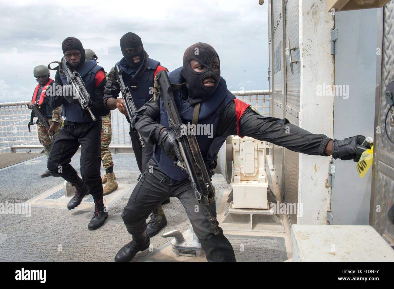 160319-N-QF605-064 del golfo di Guinea (19 marzo 2016) il Gabon marinai della marina militare e i membri della gendarmeria condurre un esercizio di imbarco a bordo USNS Spearhead (T-EPF 1) durante l'esercizio Obangame/Saharan Express 2016, marzo 19. Obangame/Saharan Express, uno dei tre African Regional Express series esercizi facilitata dalla U.S. Forze Navali/Europa-africa U.S. Sesta flotta, mira a rafforzare la cooperazione regionale, dominio marittimo la sensibilizzazione, la condivisione di informazioni pratiche e migliorare l'interoperabilità tra le forze che partecipano al fine di migliorare la sicurezza marittima e la stabilità economica regionale. (U.S. Navy foto di M Foto Stock