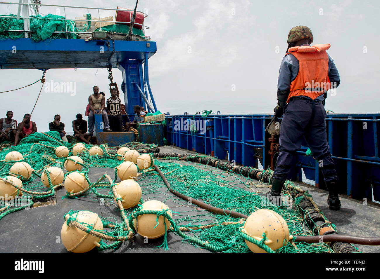 160320-N-EZ054-065 del golfo di Guinea (20 marzo 2016) - Un ghanese imbarco Marina membro del team pescatore protezioni durante una pesca illegale scenario come parte di esercizio Obangame/Saharan Express 2016, marzo 20. Obangame/Saharan Express, uno dei tre African Regional Express series esercizi facilitata dalla U.S. Forze Navali/Europa-africa U.S. Sesta flotta, mira a rafforzare la cooperazione regionale, dominio marittimo la sensibilizzazione, la condivisione di informazioni pratiche e migliorare l'interoperabilità tra le forze che partecipano al fine di migliorare la sicurezza marittima e la stabilità economica regionale. (U.S. Foto di Marina di Massa Com Foto Stock