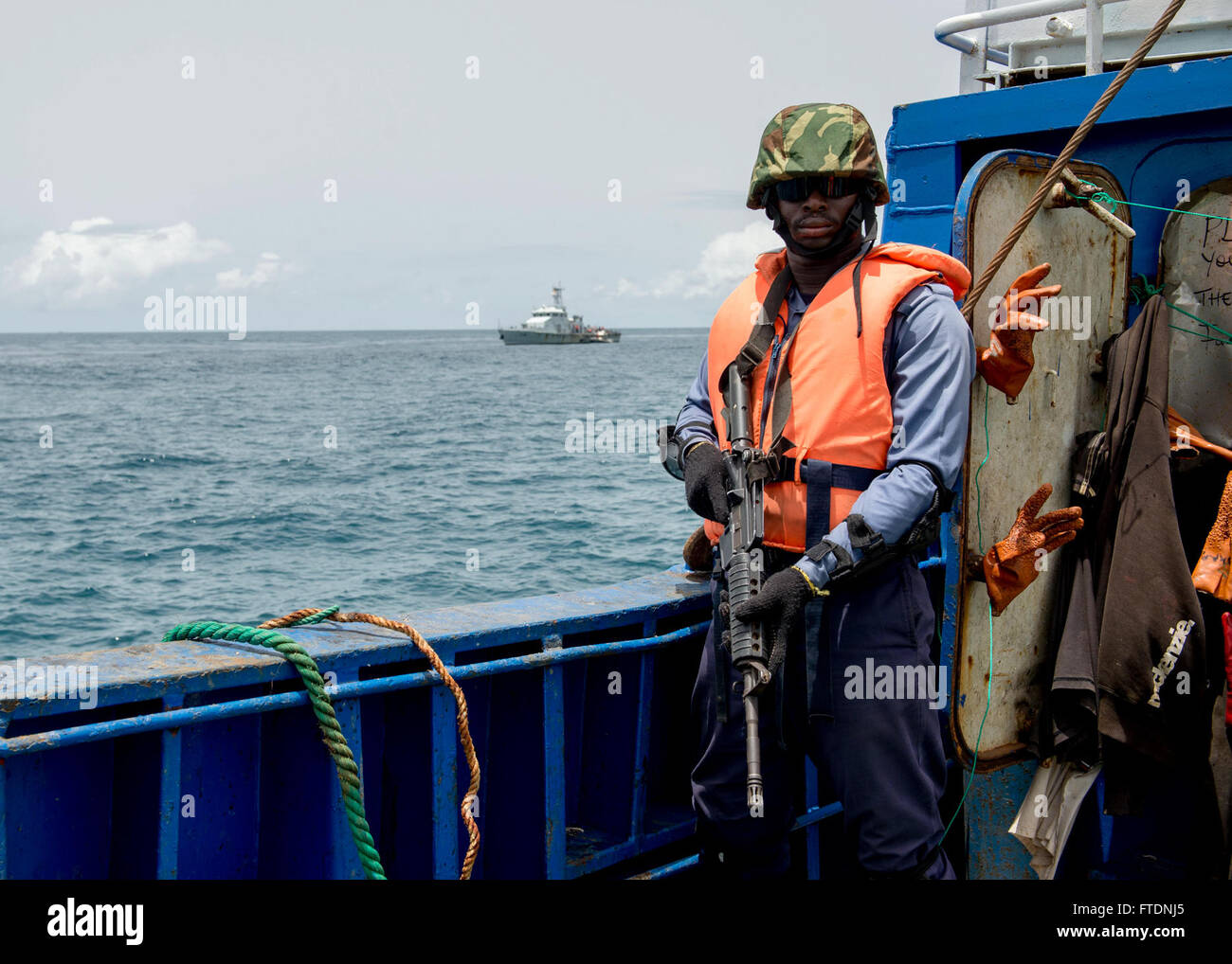 160320-N-EZ054-079 del golfo di Guinea (20 marzo 2016) - Un ghanese imbarco Marina membro del team sta di guardia durante una pesca illegale scenario come parte di esercizio Obangame/Saharan Express 2016, marzo 20. Obangame/Saharan Express, uno dei tre African Regional Express series esercizi facilitata dalla U.S. Forze Navali/Europa-africa U.S. Sesta flotta, mira a rafforzare la cooperazione regionale, dominio marittimo la sensibilizzazione, la condivisione di informazioni pratiche e migliorare l'interoperabilità tra le forze che partecipano al fine di migliorare la sicurezza marittima e la stabilità economica regionale. (U.S. Foto di Marina di Massa communi Foto Stock