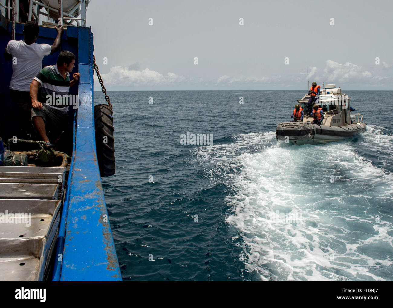 160320-N-EZ054-104 del golfo di Guinea (20 marzo 2016) - Marina del Ghana team di imbarco si diparte un vaso di destinazione durante una pesca illegale scenario come parte di esercizio Obangame/Saharan Express 2016, marzo 20. Obangame/Saharan Express, uno dei tre African Regional Express series esercizi facilitata dalla U.S. Forze Navali/Europa-africa U.S. Sesta flotta, mira a rafforzare la cooperazione regionale, dominio marittimo la sensibilizzazione, la condivisione di informazioni pratiche e migliorare l'interoperabilità tra le forze che partecipano al fine di migliorare la sicurezza marittima e la stabilità economica regionale. (U.S. Foto di Marina di Massa organi giurisdi Foto Stock