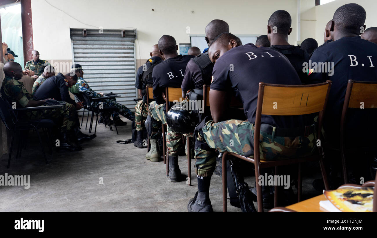 160322-A-VY429-001 Idenau, Cameroun (21 marzo 2016) del Camerun e della Nigeria forze speciali gruppi di collaborare durante Obangame/sahariana 2016 Express (OESE16). Obangame/Saharan Express, uno dei tre African Regional Express series esercizi facilitata dalla U.S. Forze Navali/Europa-africa U.S. Sesta flotta, mira a rafforzare la cooperazione regionale, dominio marittimo la sensibilizzazione, la condivisione di informazioni pratiche e migliorare l'interoperabilità tra le forze che partecipano al fine di migliorare la sicurezza marittima e la stabilità economica regionale. (U.S. Foto dell'esercito da SSG Lea Anne Cuatt/rilasciato) Foto Stock