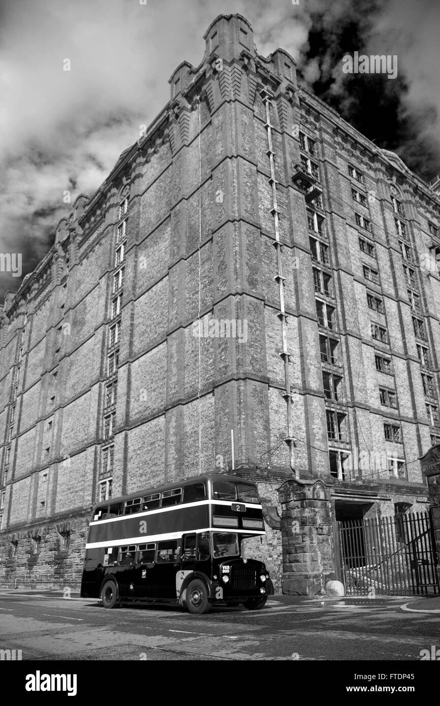Vintage Liverpool Corporation il bus A267 (VKB 900), 2011 Merseyside fiducia trasporto acceso giorno passando le zone depresse abbandonate Stanley Dock edificio in Liverpool, Merseyside, Regno Unito Foto Stock