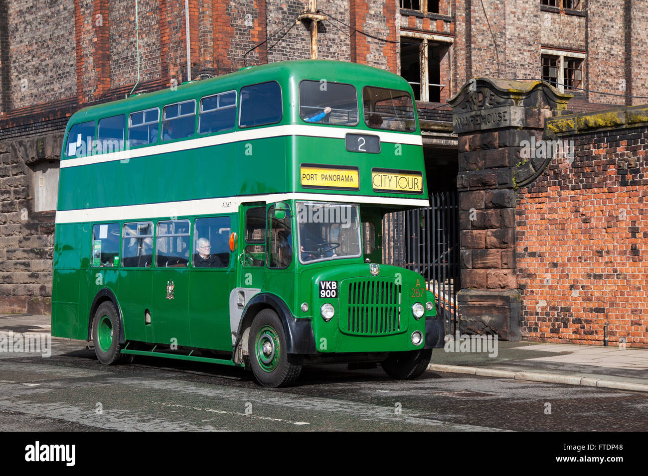 Liverpool Corporation verde vintage double-decker bus A267 (VKB 900) sul trasporto Merseyside fiducia in esecuzione al giorno per gli abbandonati abbandonati Dock Stanley edifici di Liverpool, Merseyside, Regno Unito Foto Stock