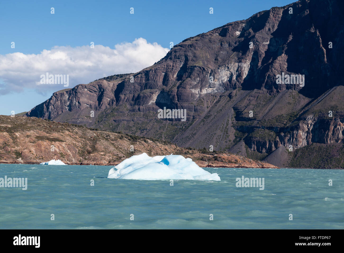 Lago Argentino in Patagonia Argentina Montagne Foto Stock