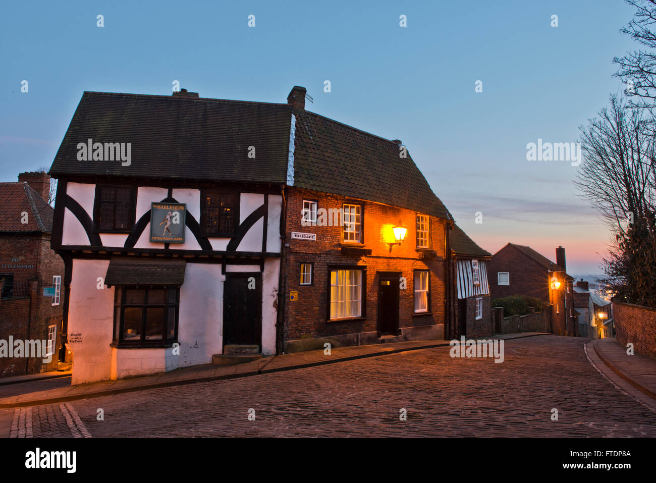 Twilight immagine guardando giù Michaelgate, dalla ripida collina, Lincoln, Lincolnshire, Regno Unito Foto Stock