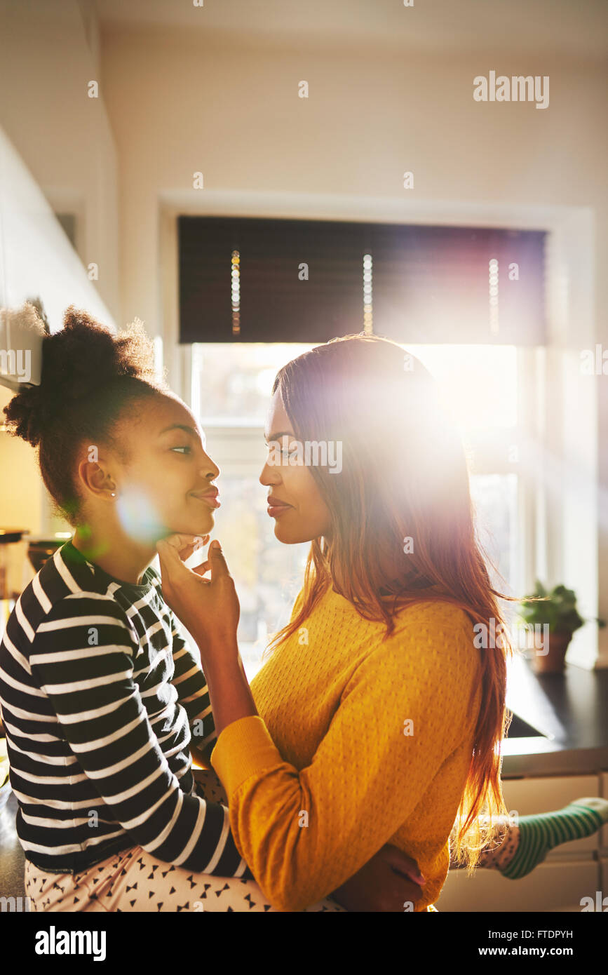 Amare la madre e il bambino a casa sorridenti, famiglia nero Foto Stock