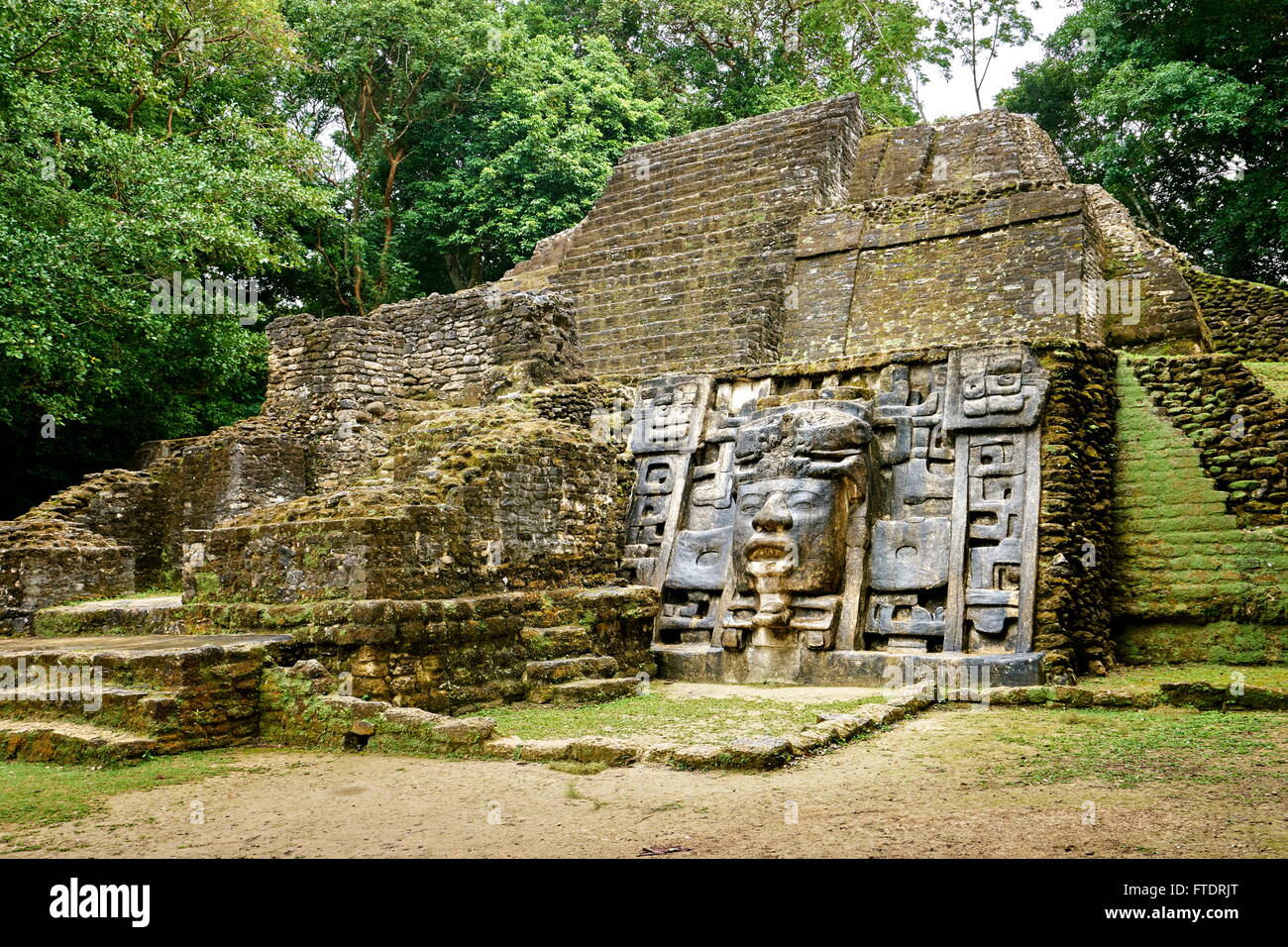 Tempio di maschera, le antiche rovine Maya, Lamanai, Belize Foto Stock