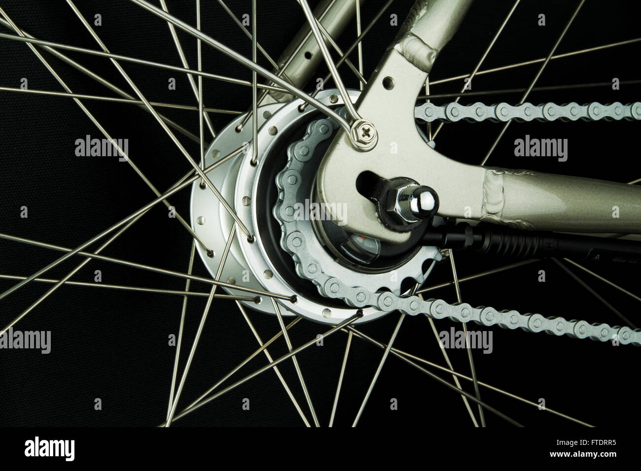 Close up di un mozzo su di una ruota di bicicletta posteriore con un  interno la velocità della bicicletta, su una city bike, sfondo nero Foto  stock - Alamy