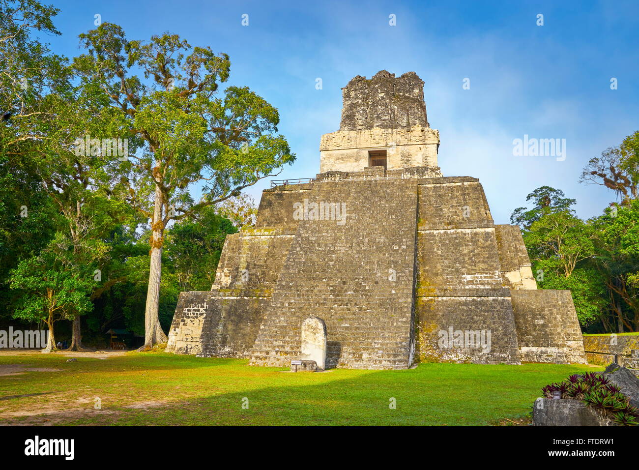 Tempio delle Maschere, rovine Maya, il Parco Nazionale di Tikal, Guatemala, Yucatan, UNESCO Foto Stock