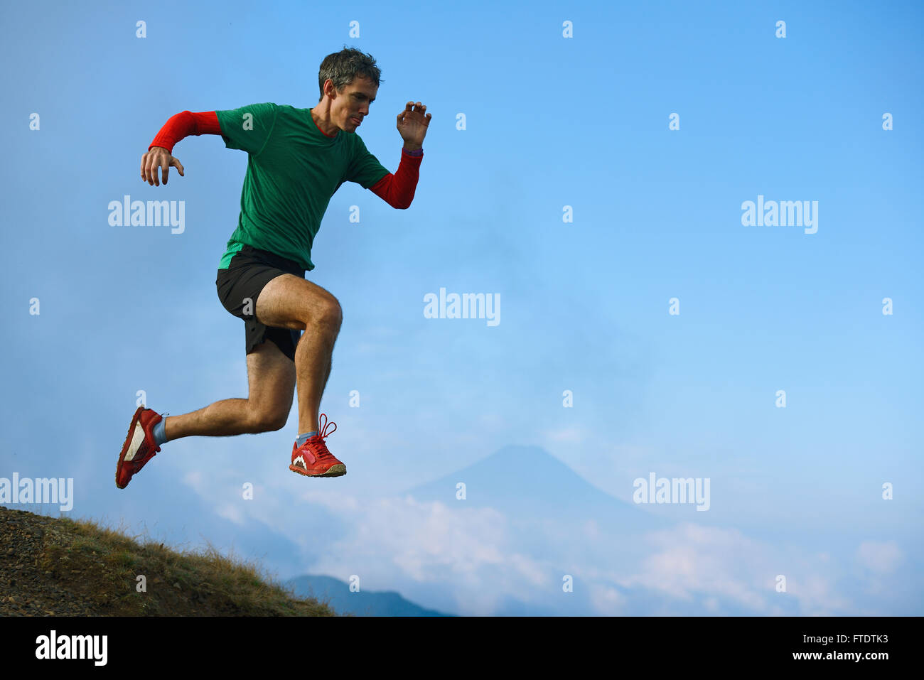 Uomo caucasico acceso al Monte Daibosatsu, Prefettura di Yamanashi, Giappone Foto Stock