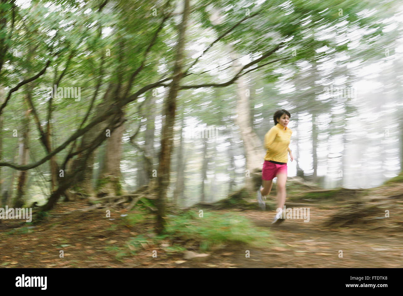 Giovane donna giapponese trail running a Mount Daibosatsu, Prefettura di Yamanashi, Giappone Foto Stock