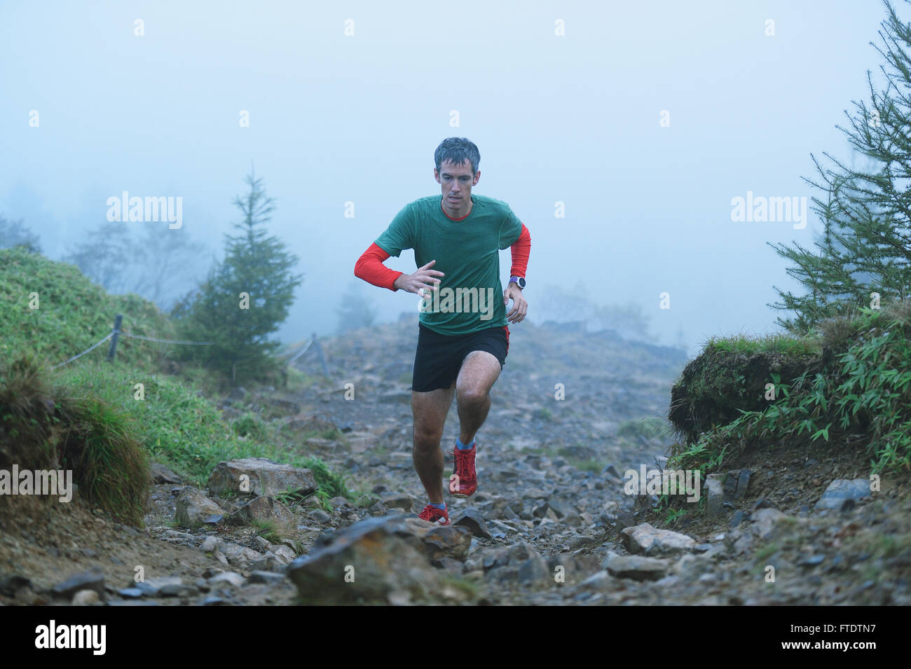Uomo caucasico acceso al Monte Daibosatsu, Prefettura di Yamanashi, Giappone Foto Stock