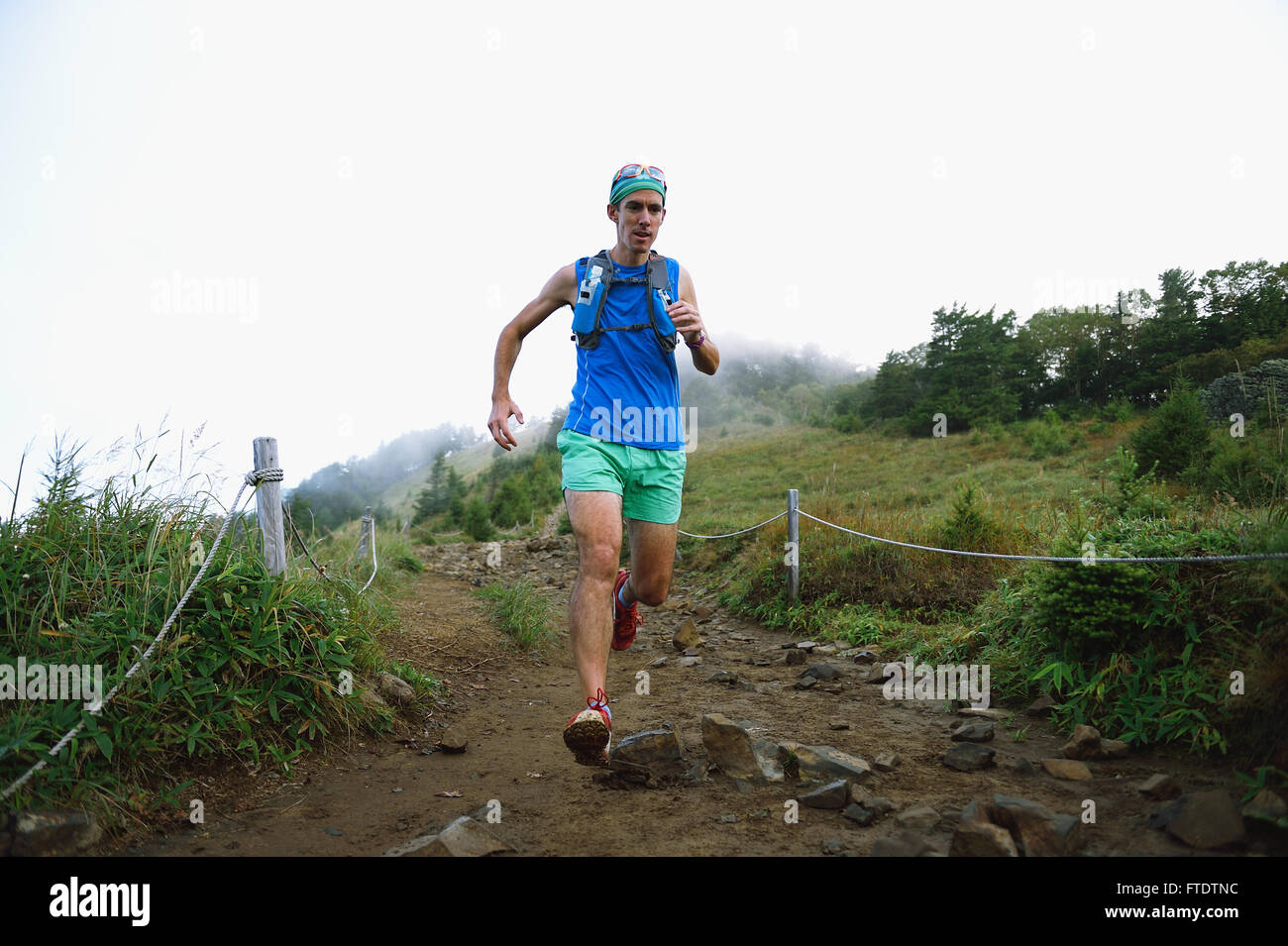 Uomo caucasico acceso al Monte Daibosatsu, Prefettura di Yamanashi, Giappone Foto Stock