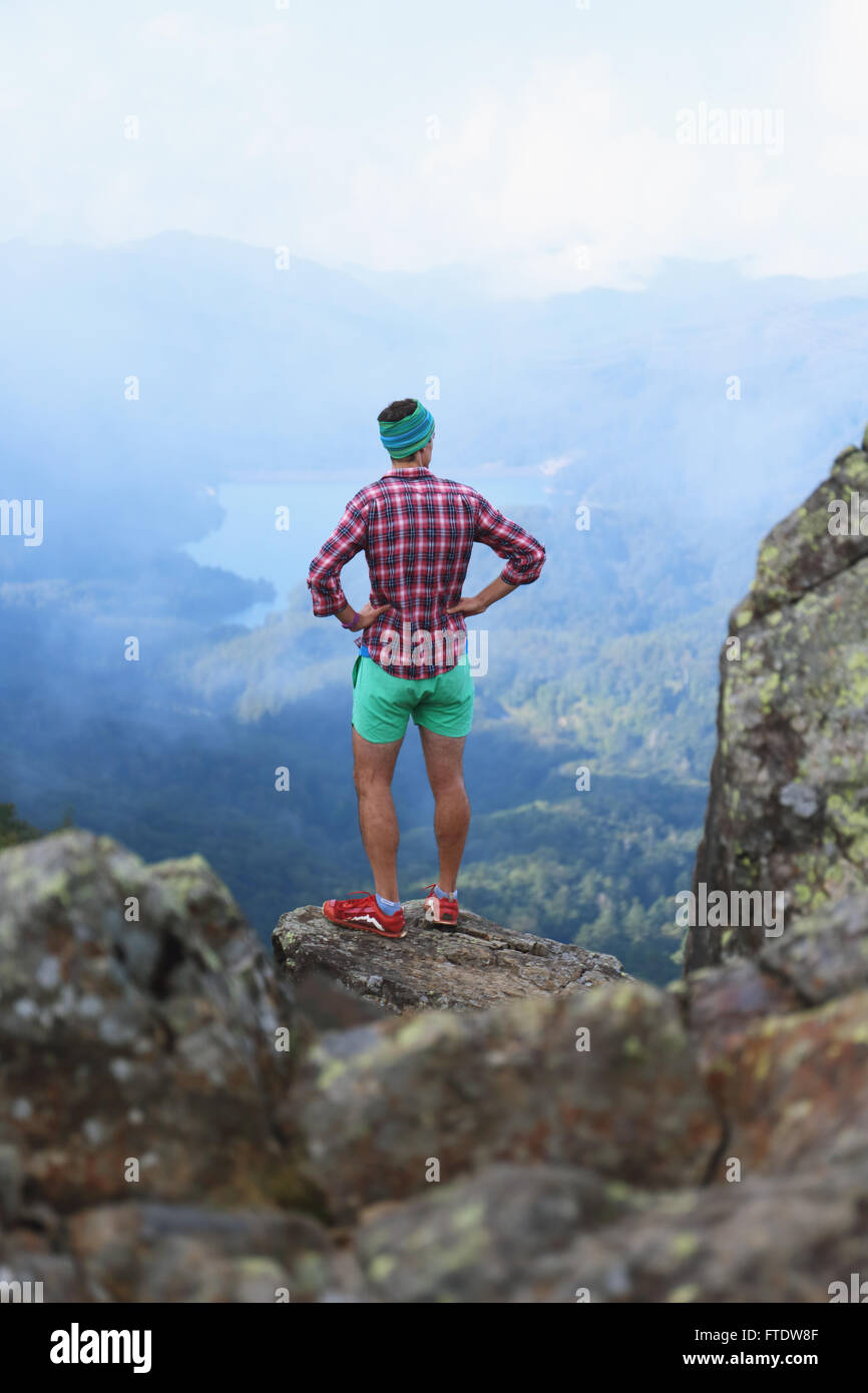 Uomo caucasico godendo la vista dopo una escursione in montagna Foto Stock