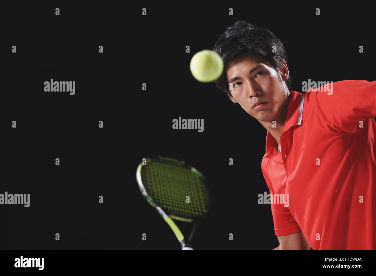 Un giovane giapponese giocatore di tennis in azione Foto Stock