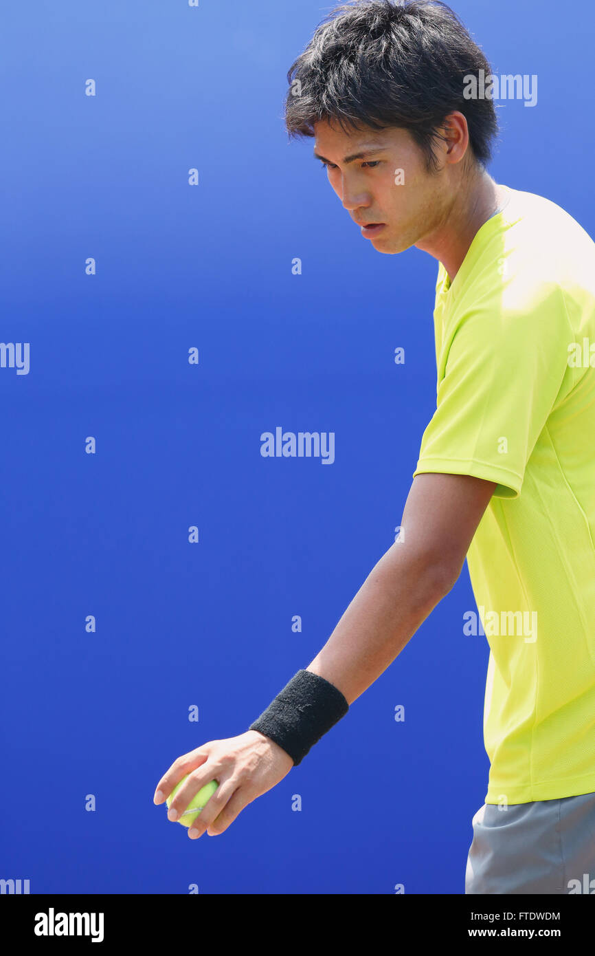 Un giovane giapponese giocatore di tennis in azione Foto Stock