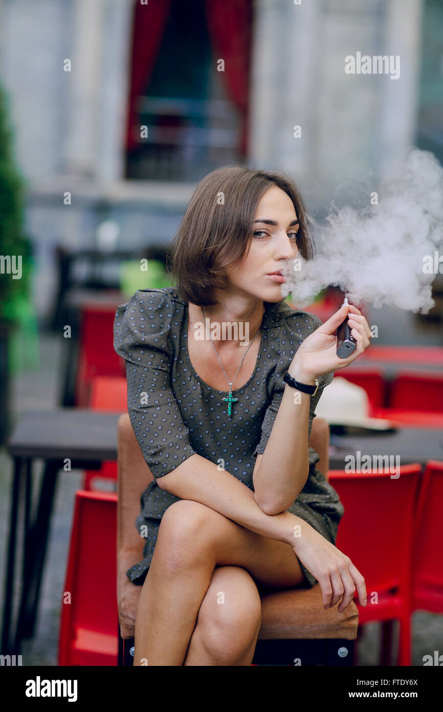 Ragazza con E-sigaretta Foto Stock