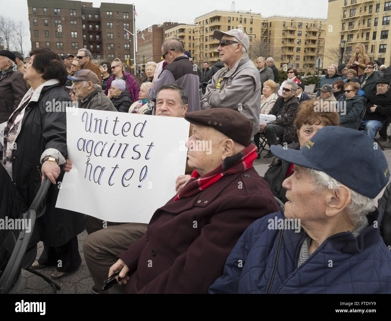Rally contro l odio e l'anti-semitismo all'Olocausto Memorial Park in Sheepshead Bay a Brooklyn, NY, Marzo 13, 2016. Gli Stati Foto Stock