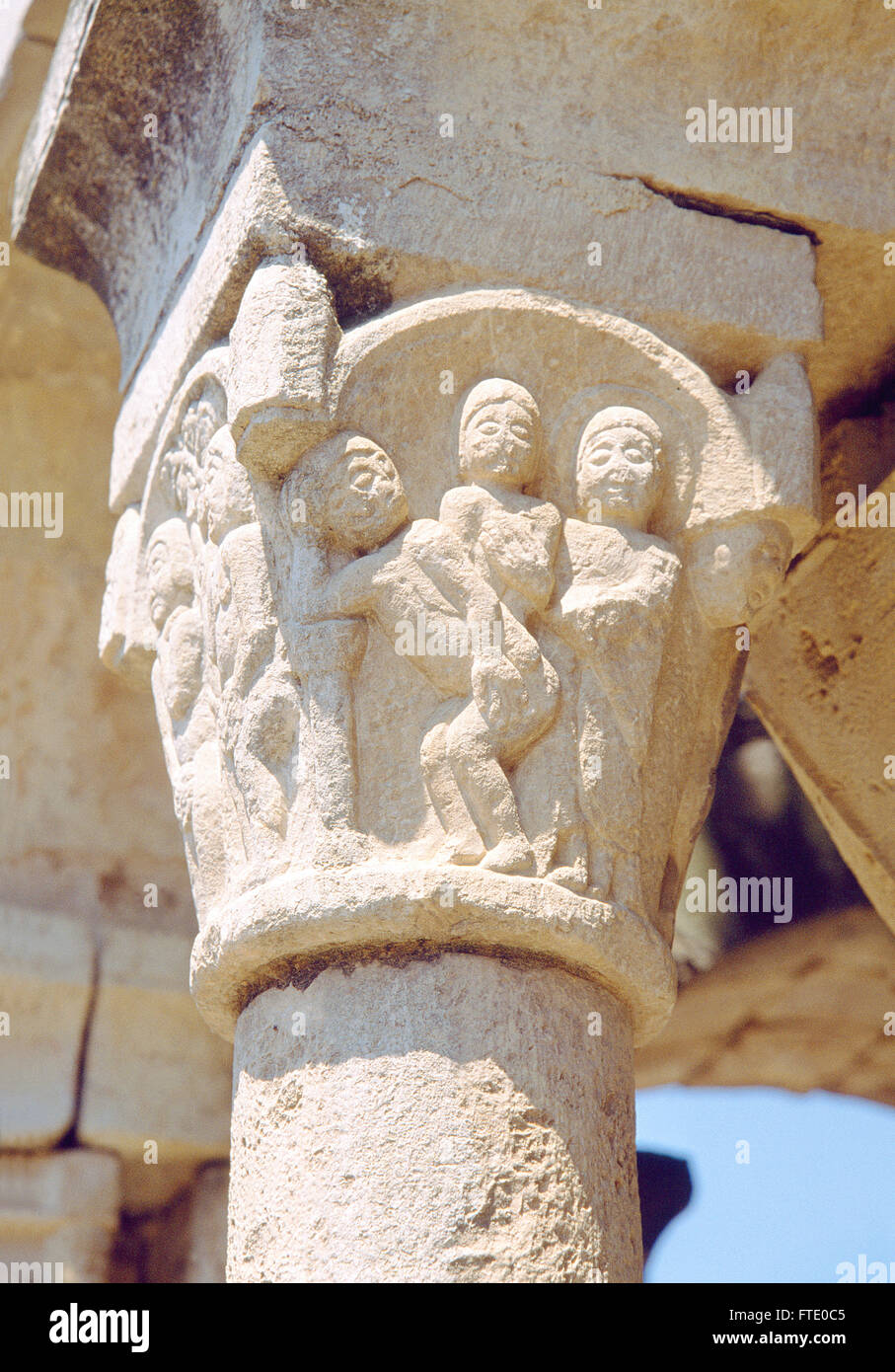 Dettaglio del capitello romanico. Chiostro di Sant Domenec monastero, Peralada, provincia di Gerona, Catalogna, Spagna. Foto Stock