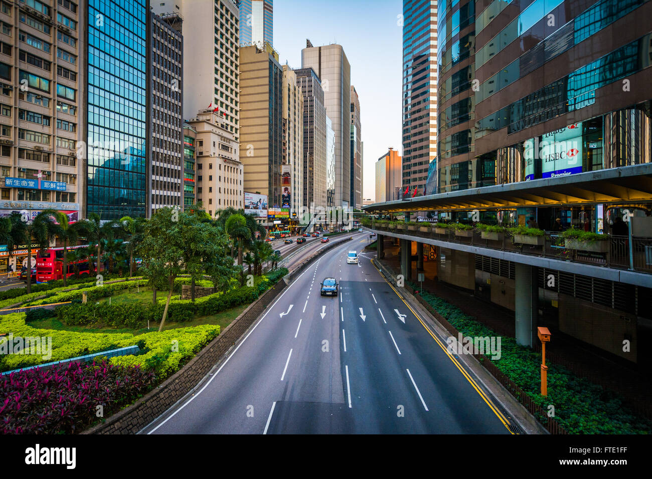 Vista dei grattacieli moderni e Connaught Road, a Hong Kong, Hong Kong. Foto Stock