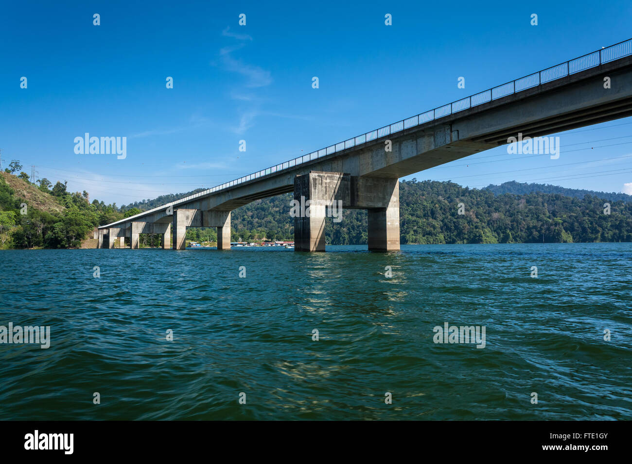 Ponte in giornata soleggiata, Lago Temenggor, striature est-ovest express way, gerik, Malaysia Foto Stock