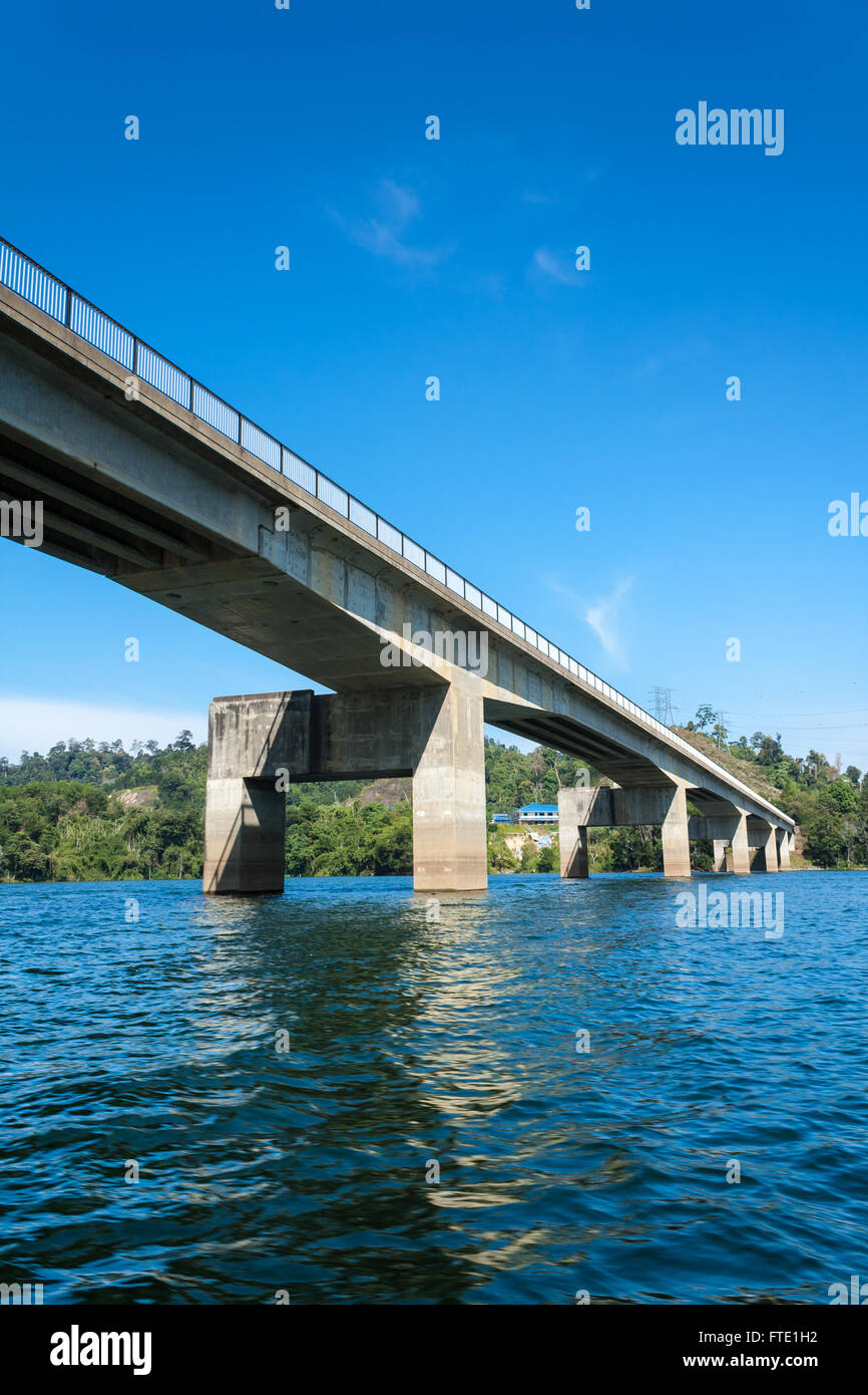 Ponte in giornata soleggiata, Lago Temenggor, striature est-ovest express way, gerik, Malaysia Foto Stock