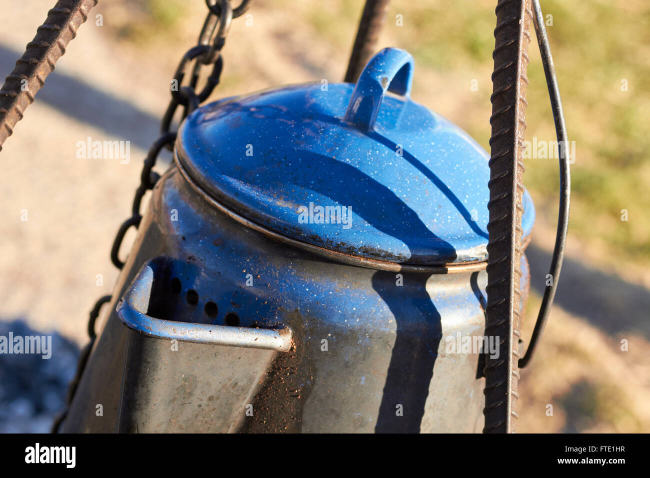 Smalto blu POT del caffè su un fuoco aperto, stile cowboy, Alpine, Texas, Stati Uniti d'America Foto Stock