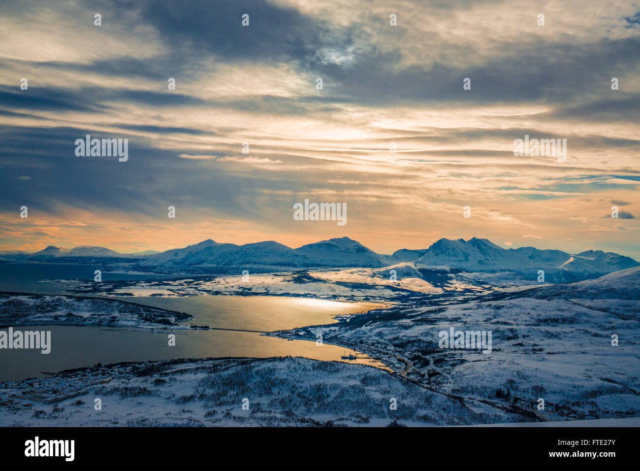 Montagne inondate di luce dorata da Finnlandsfjellet, Kvaloya, nel nord della Norvegia Foto Stock