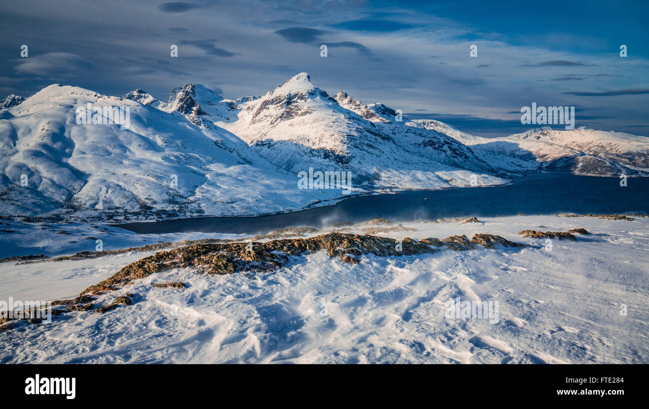 Vista sul fiordo verso il magazzino Blamann da Rodtinden, Kvaloya, Troms, nel nord della Norvegia Foto Stock