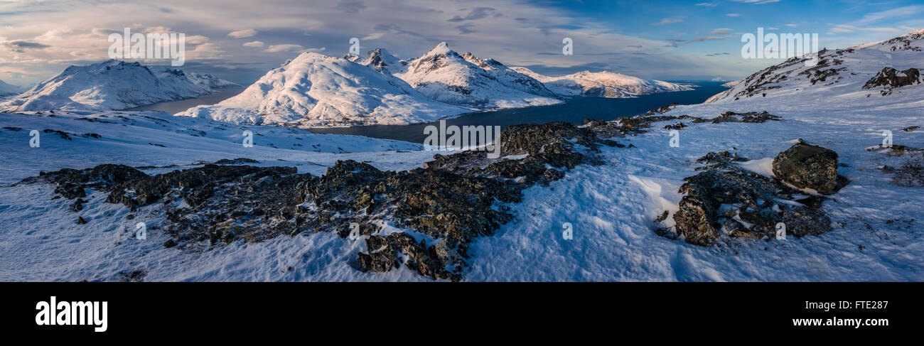 Vista panoramica verso il magazzino Blamann e l'oceano aperto da Rodtinden, Kvaloya, Troms, nel nord della Norvegia Foto Stock