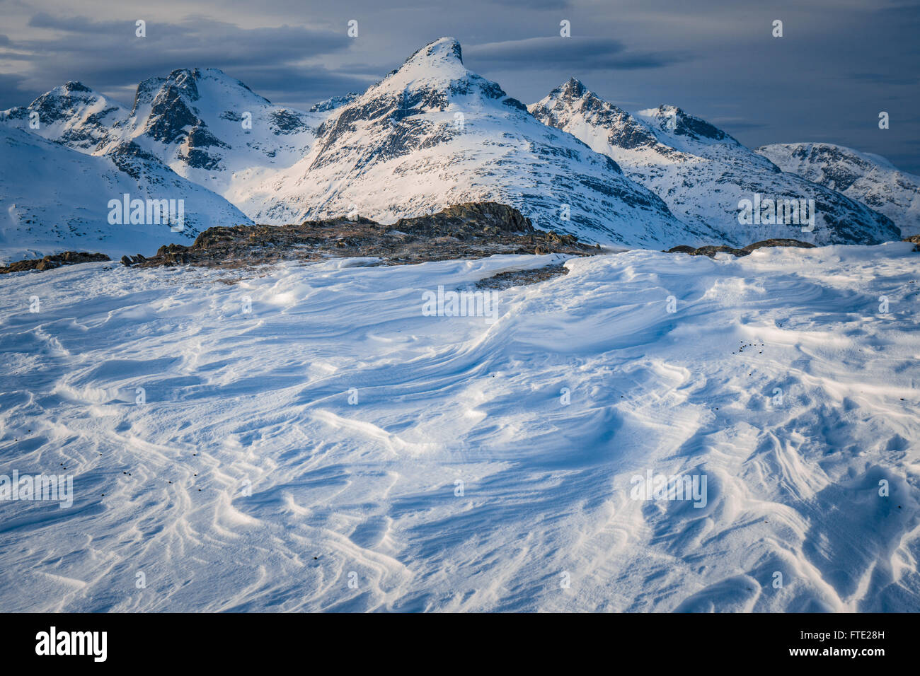 Sastrugi e vista verso il magazzino Blamann da Rodtinden, Kvaloya, Troms, nel nord della Norvegia Foto Stock