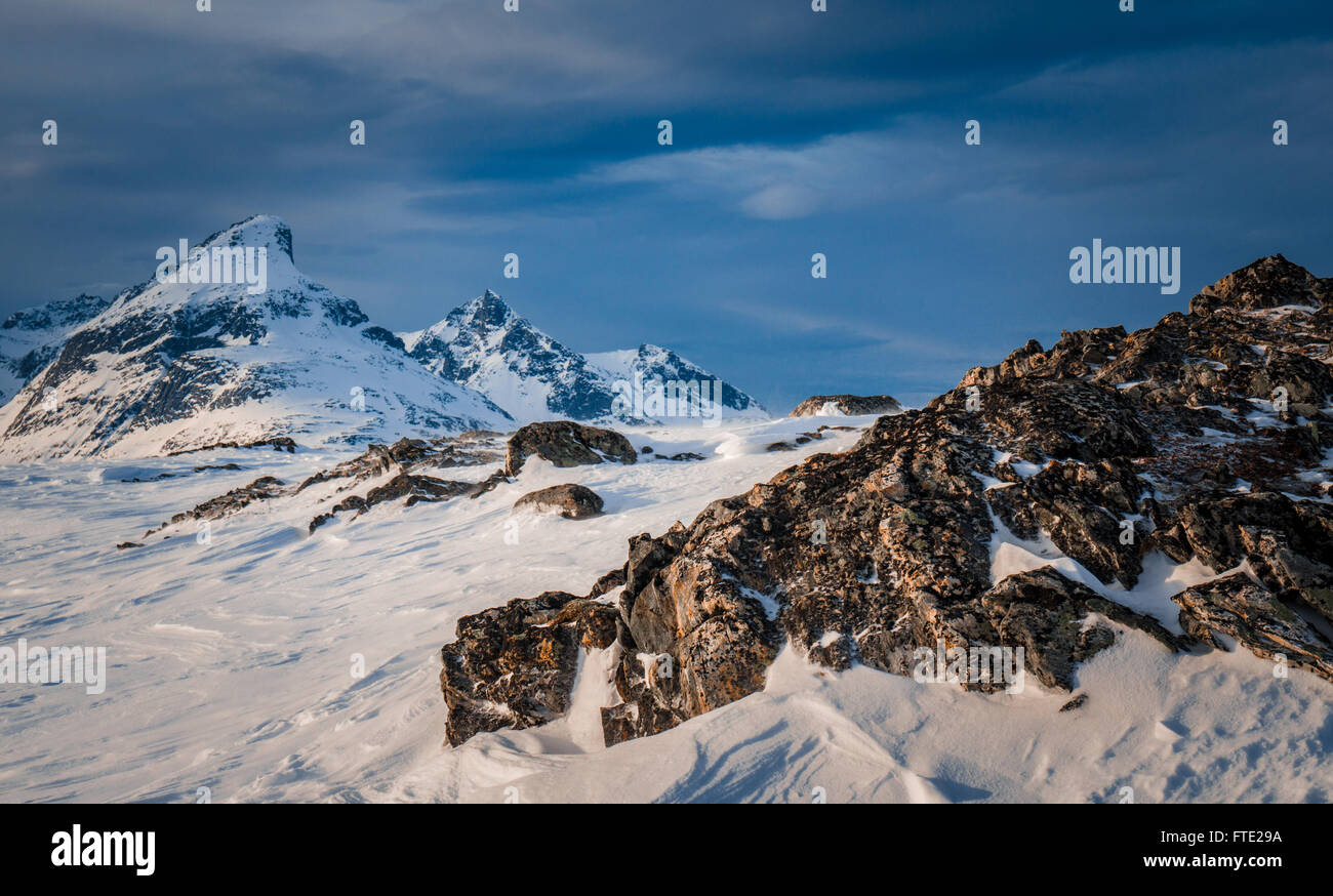 Store blamann simmetria con le rocce in primo piano Foto Stock