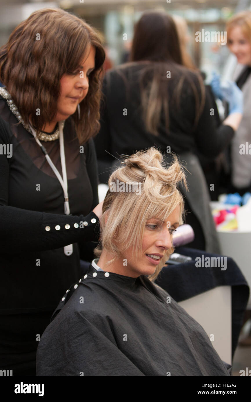 Cuore della radio "Ladies Night' promozioni per gli amanti dello shopping al centro shopping mall, Livingston, Scozia. Foto Stock