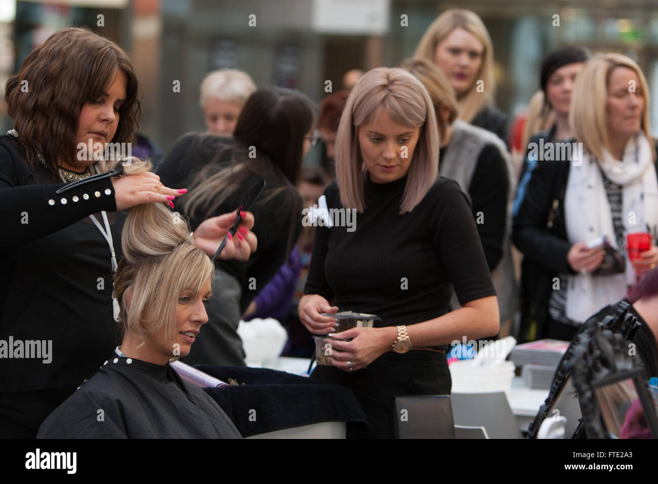 Cuore della radio "Ladies Night' promozioni per gli amanti dello shopping al centro shopping mall, Livingston, Scozia. Foto Stock