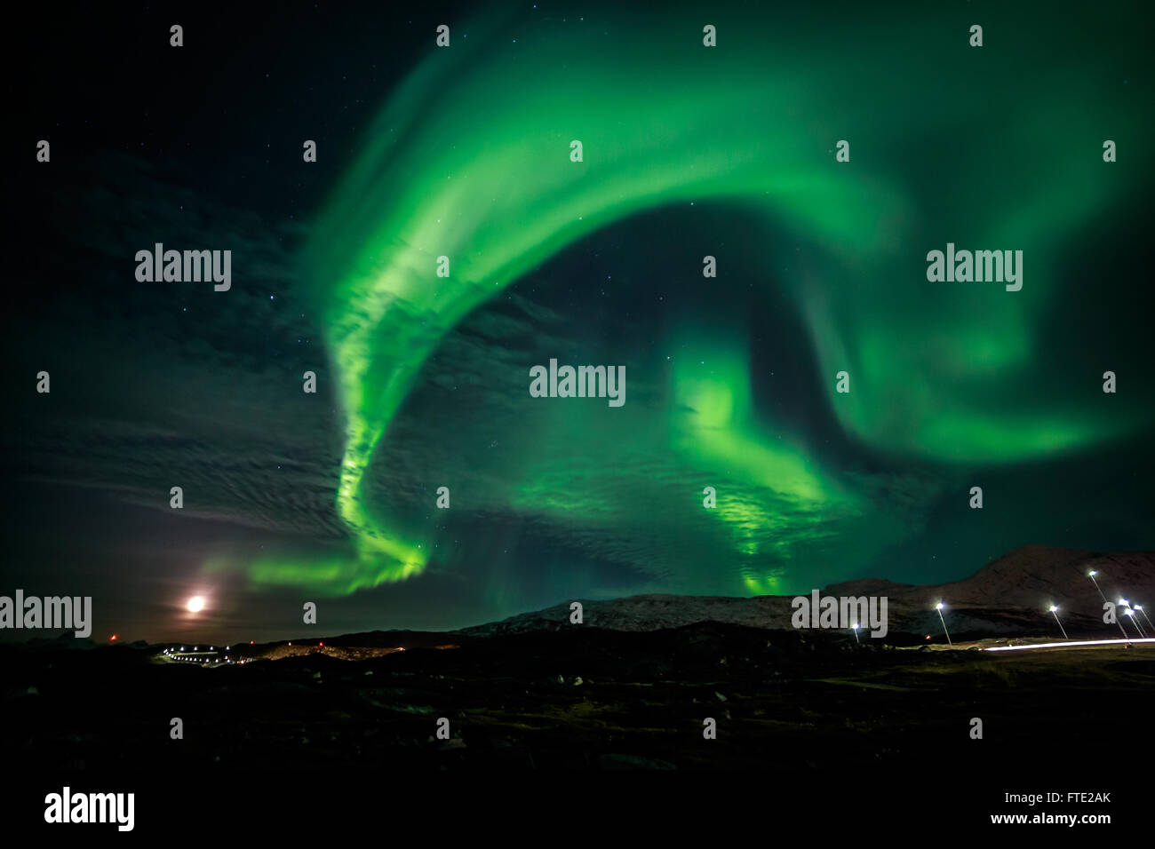 Aurora Boreale fenomeno massiccio verde Northern lights piercing le nubi sulla città di Nuuk, Groenlandia, Ottobre 2015 Foto Stock